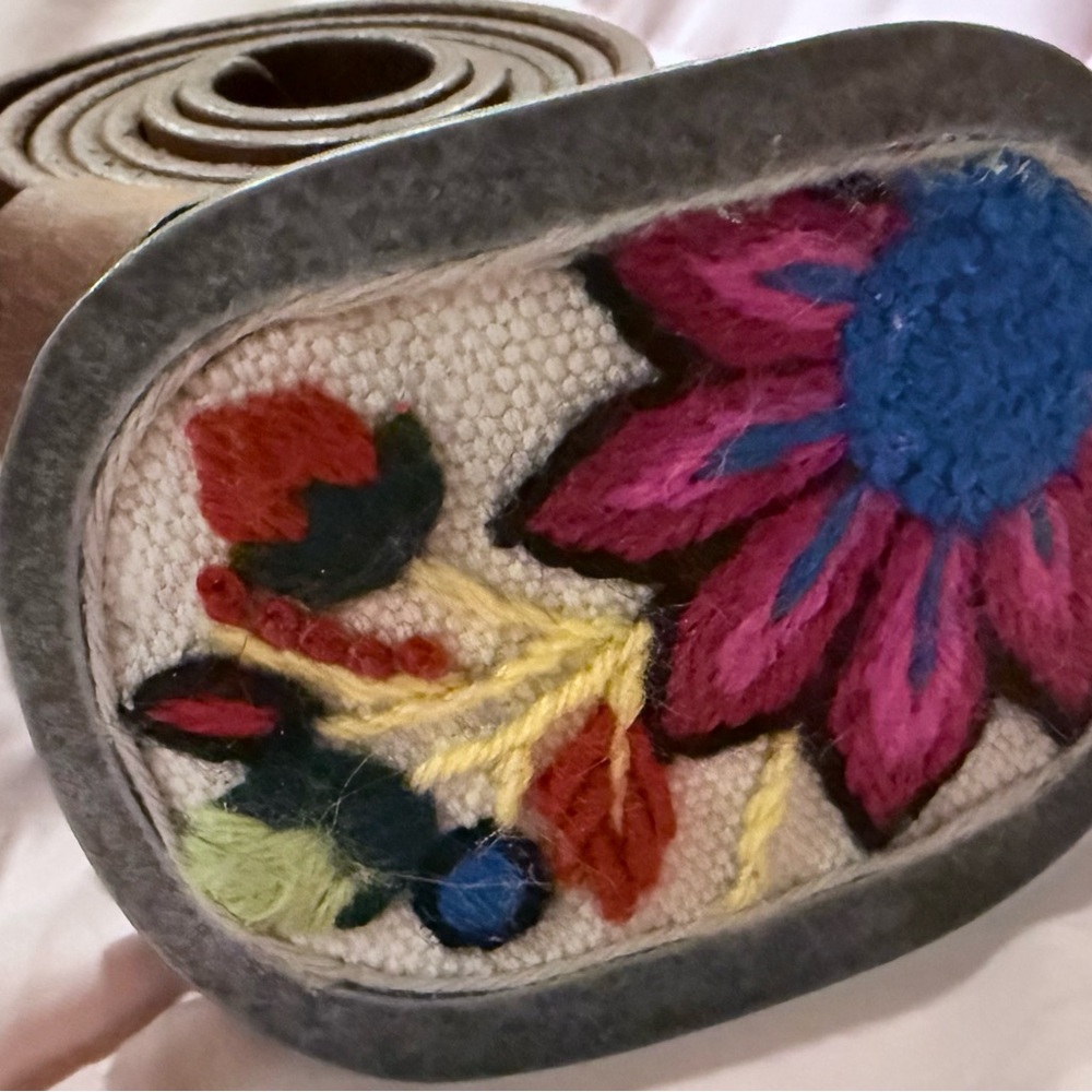 Women’s Size Small Pistil Leather Belt With Floral Embroidered Buckle